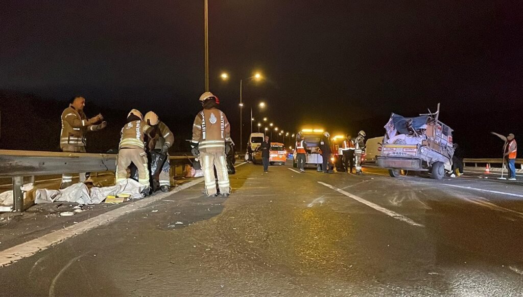 Römork minibüsü devirdi: 3 yaralı