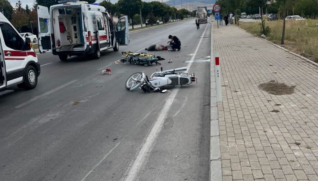 TIR’ın çarptığı motosikletteki iki genç hayatını kaybetti