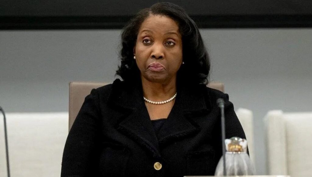 Trump’ın kovulmasını istediği Cook görevine devam edecek