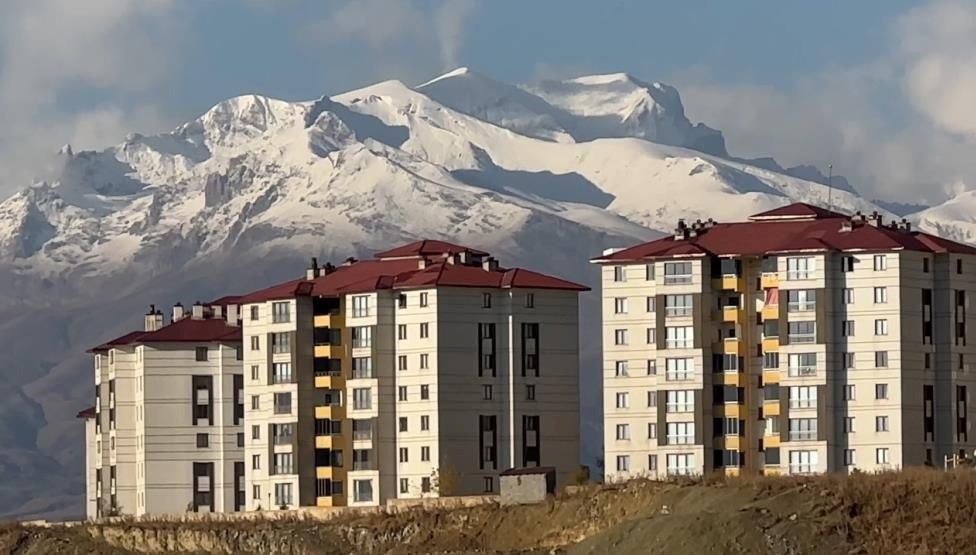 Yağmur kara döndü, yeni güne beyaz örtü altında başladılar