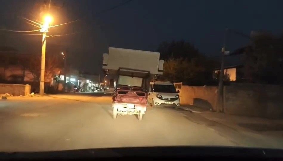 Yayaların canını hiçe sayan sürücü, trafiğe aldırmadan motosiklet üzerinde koltuk taşıdı