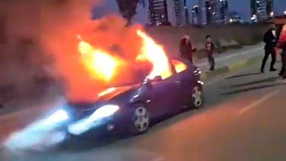 Adana’da seyir halindeki otomobil yandı