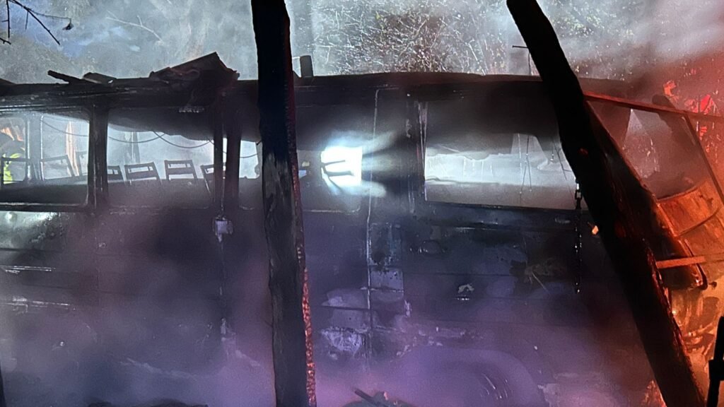 Bartın’da yıldırım 2 aracı kül etti