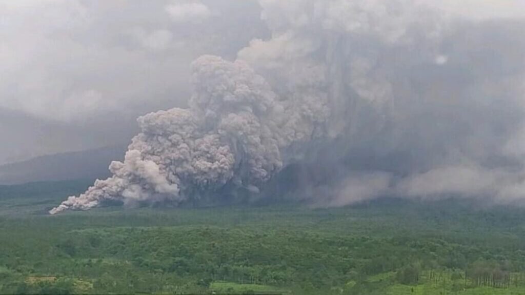 Endonezya’da Semeru Yanardağı yeniden faaliyete geçti: 170 dağcı kurtarıldı, 900’den fazla kişi tahliye edildi