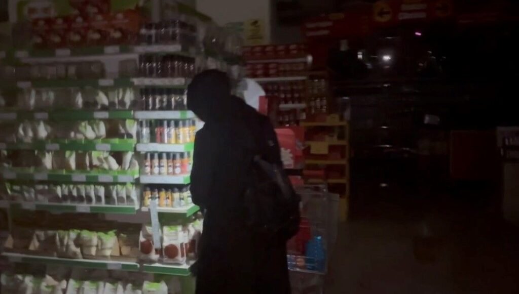 Erzincan’da elektrik kesildi, telefon ışığıyla alışveriş yapıldı