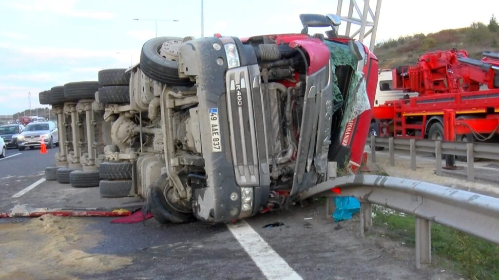 Eyüpsultan’da hafriyat kamyonu devrildi: Sürücü yaralandı