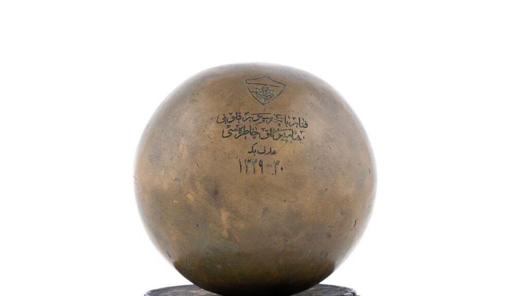 Fenerbahçe’nin ilk şampiyonluk kupası satışa çıktı