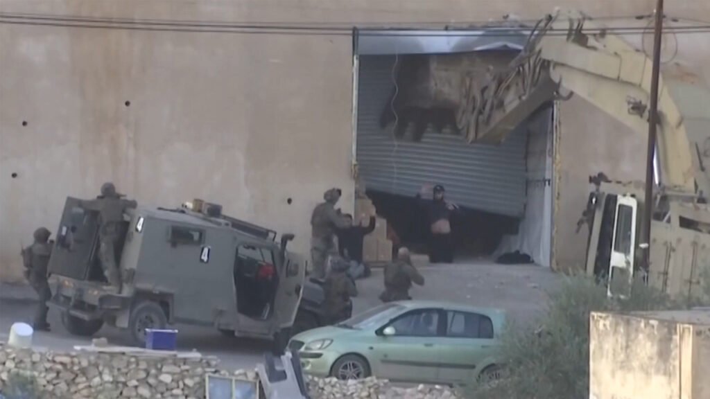 İsrail askerleri Batı Şeria’da elleri havada dışarı çıkan 2 Filistinliyi infaz etti