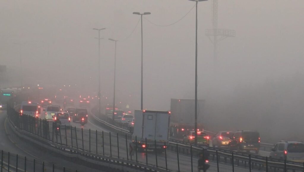 İstanbul’da göz gözü görmüyor: Trafik kilit!