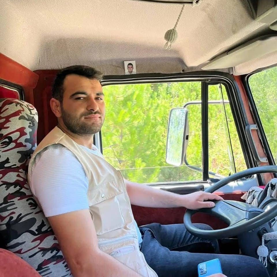 Kestiği ağaç üzerine devrildi: Tedavisi sürüyor