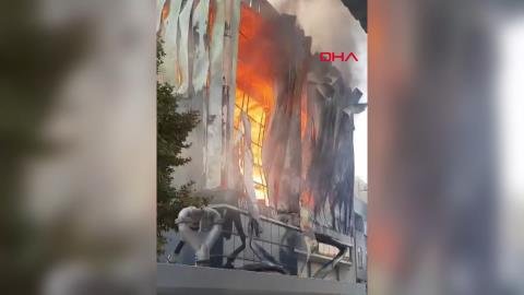 Kocaeli’de makine deposunda yangın: Alevlere müdahale sürüyor