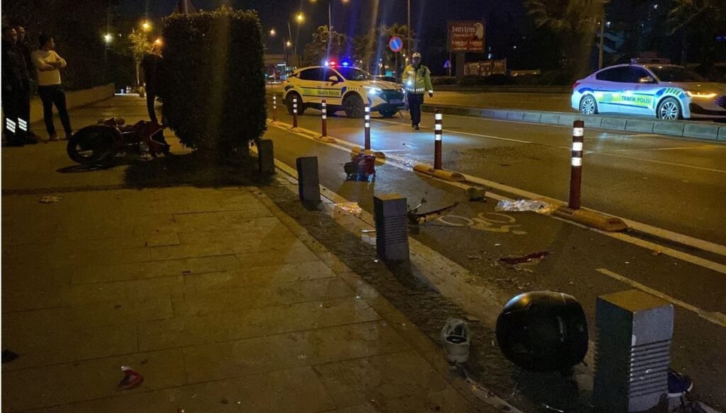 Motosiklet yolun karşısına geçmek isteyen yayaya çarptı: 3 ağır yaralı