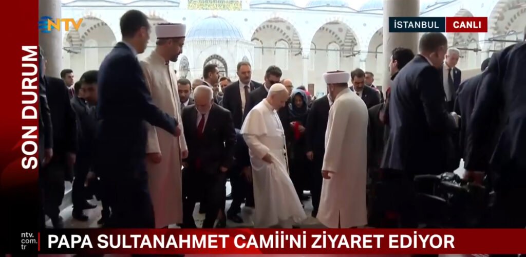 Papa, Sultanahmet Camii’nde. Ayakkabı detayı dikkat çekti