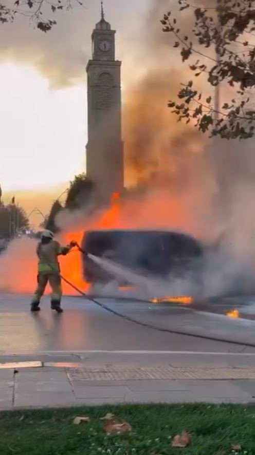 Sultangazi’de seyir halindeki araç alevlere teslim oldu
