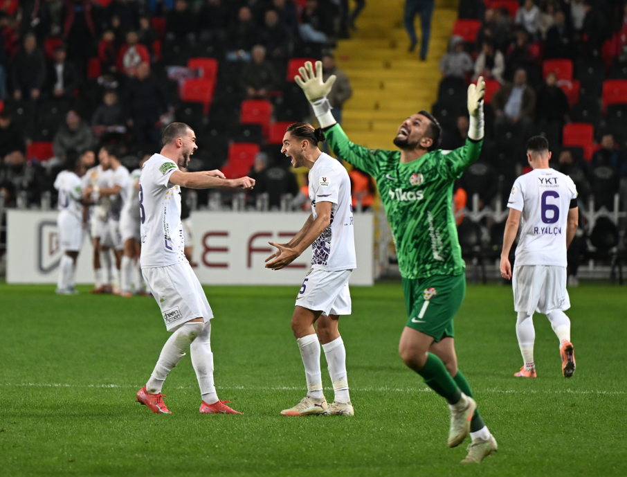 Süper Lig’de ilginç anlar, kavgayı ayırmaya giderken gol yedi