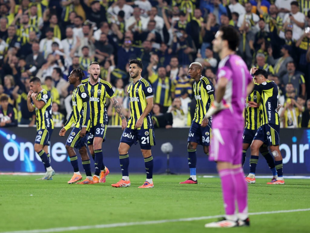 Süper Lig’de zirve yarışı alev aldı: Galatasaray kaybetti, Fenerbahçe kazandı