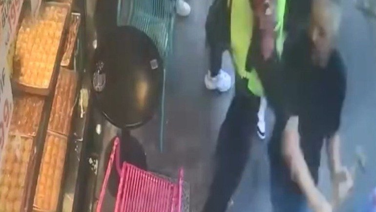 Temizlikten rahatsız oldu, çekiçle saldırdı