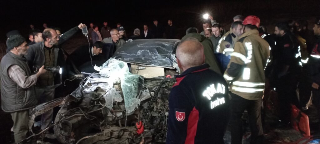 TIR’a çarpan otomobil hurda yığınına döndü