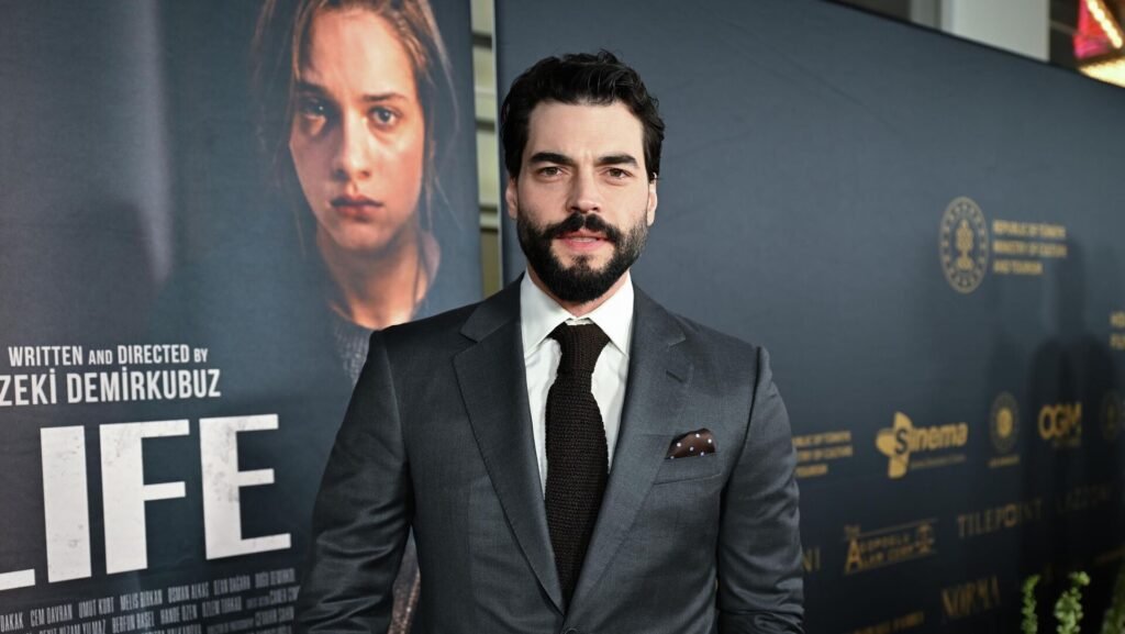 Ünlü oyuncu Akın Akınözü yapay zeka dizisi hakkında konuştu: Hukuki yollara başvuracağım