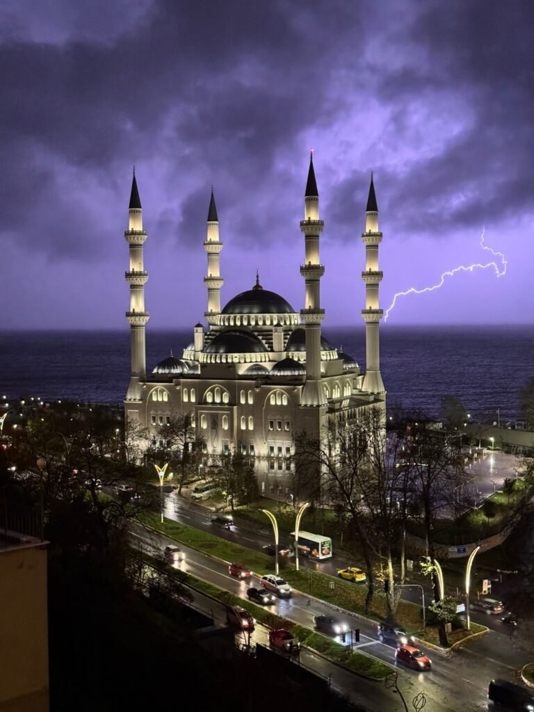 Zonguldak’ta şimşekli gece