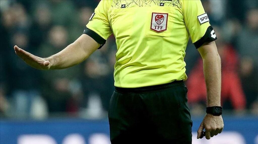 16. hafta maçlarını yönetecek hakemler açıklandı: Trabzonspor-Beşiktaş karşılaşmasında hakem Ali Şansalan görev alacak