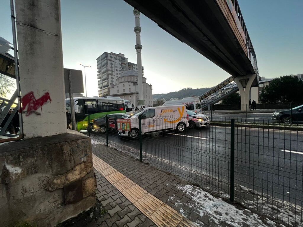 5 araç birbirine girdi, yol trafiğe kapandı