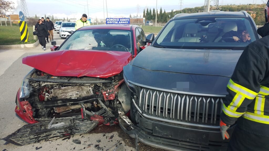 Aday sürücü direksiyon sınavında kaza yaptı. 4 yaralı