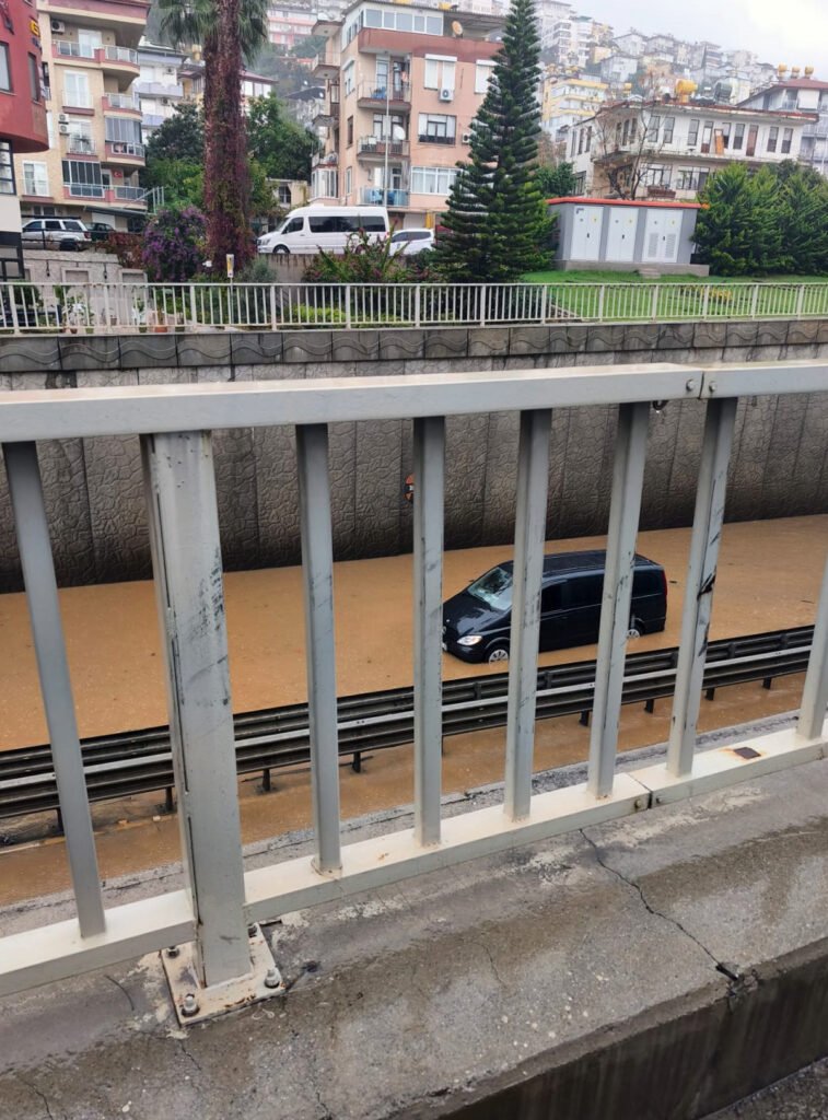 Alanya’da alt geçitte mahsur kalan 8 kişi kurtarıldı