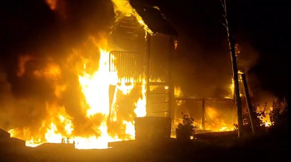 Beylikdüzü’nde yakılan ateş çocuk parkını yaktı