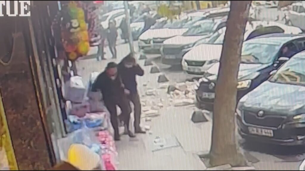 Binanın balkonundan parçalar koptu, yayalar ölümden döndü