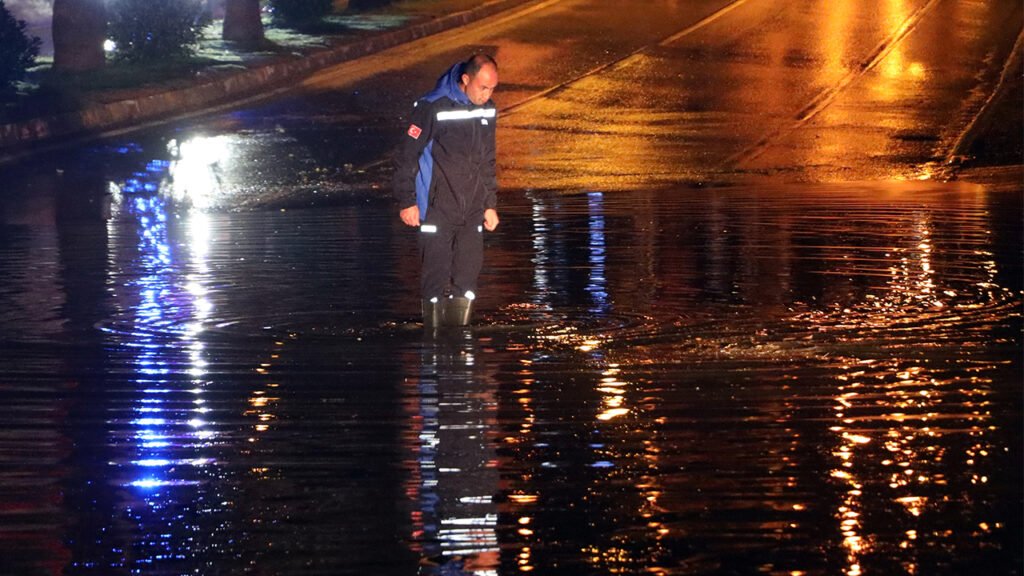 Bodrum’da yollar göle döndü, istinat duvarı çöktü