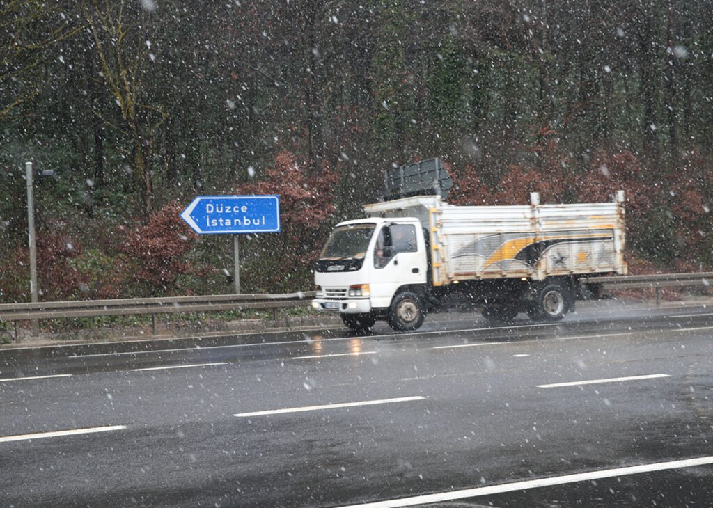 Bolu Dağı’na mevsimin ilk karı düştü