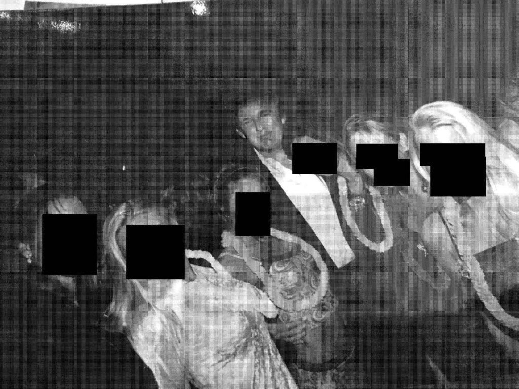 Epstein’in evinden yeni fotoğraflar yayınlandı. Aralarında Trump da var