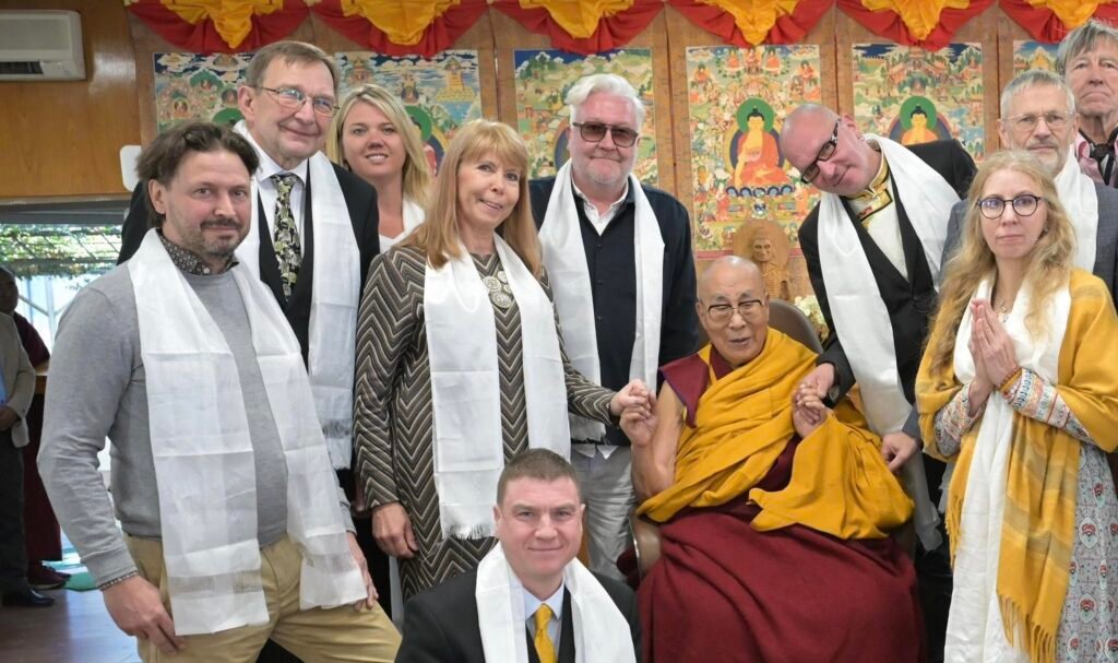 Estonyalı siyasetçilerin Dalay Lama ziyaretinde skandal. Vekiller sarhoş olunca siyasi kriz çıktı