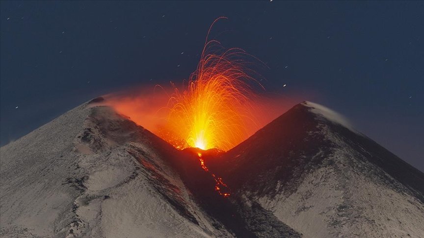 Etna uyandı. Lavlar 400 metreye yükseldi