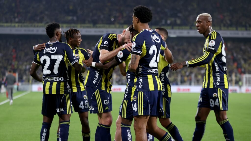 Fenerbahçe farkı yeniden 3’e indirmek için sahada, muhtemel 11