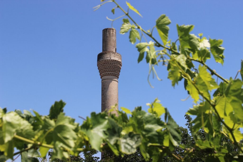 Halk arasında “Kırık Minare” diyorlar. Cami bölümü yok ama 200 yıldır ayakta