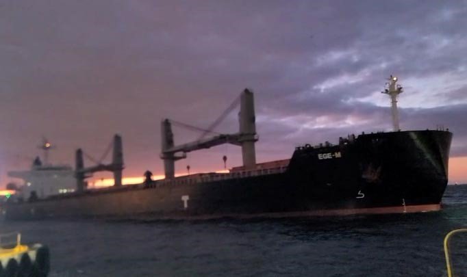 İstanbul Boğazı’nda facianın eşiğinden dönüldü. Sürüklenen gemi son anda durdu