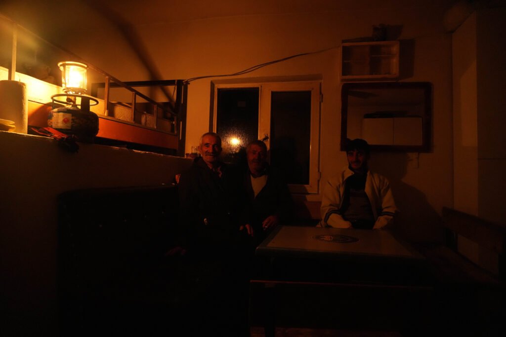 Kar elektrik hatlarına hasar verdi. Onlarca köy ve mezra karanlıkta kaldı