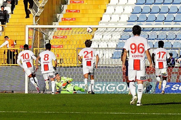 Kasımpaşa-Samsunspor maçında şike iddiası, 8 dakikada 2 penaltı kaçmıştı