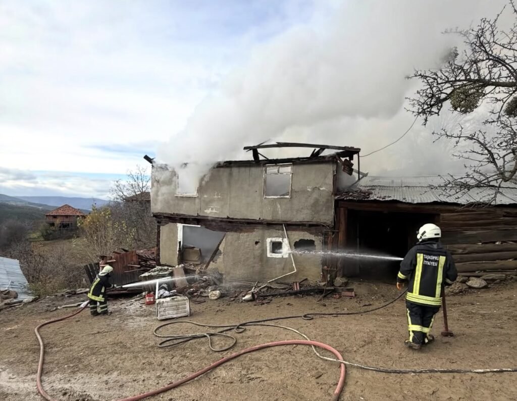 Kastamonu’da çıkan yangınlarda 2 ev zarar gördü