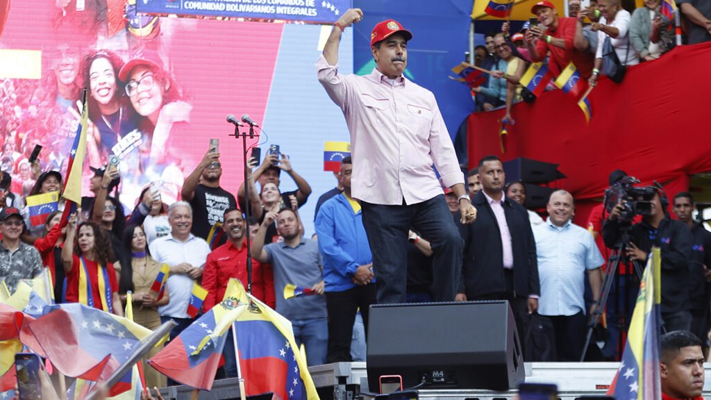 Maduro “Barış istiyoruz” dedi, sadakat sözü verdi