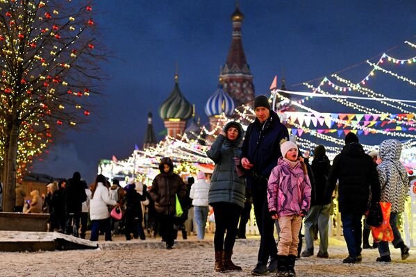 Moskova’da yeni yıl öncesi meydanlar ve parklar ışıklandırıldı
