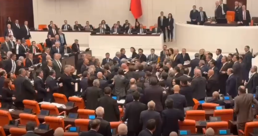TBMM’de yumruklu kavga. Bütçe görüşmelerinde vekiller birbirine girdi