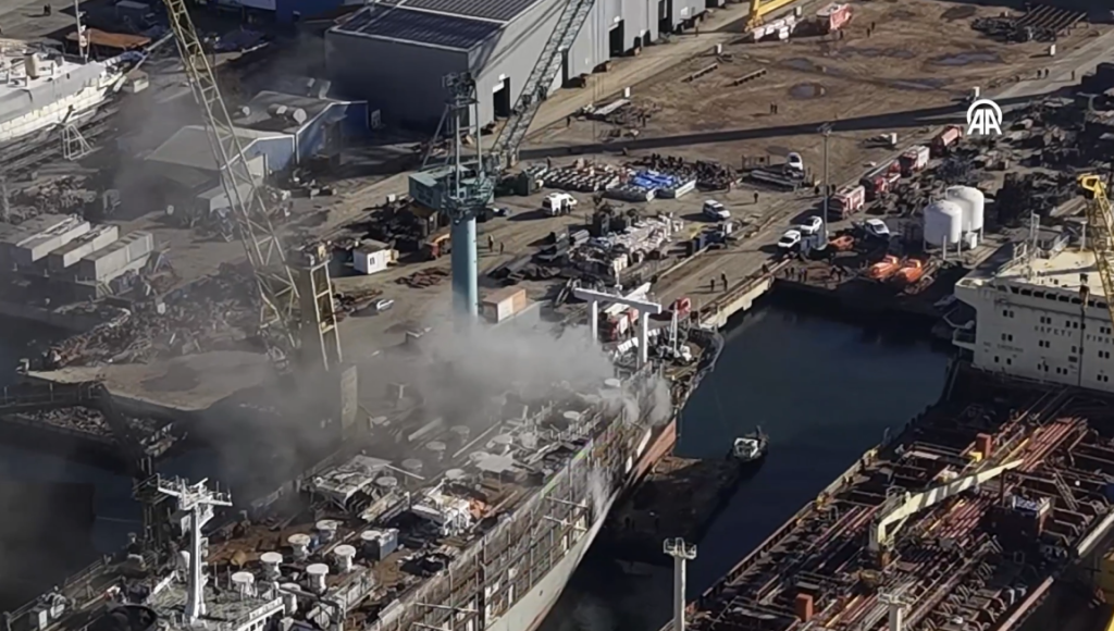 Tuzla’da tersanede gemide yangın