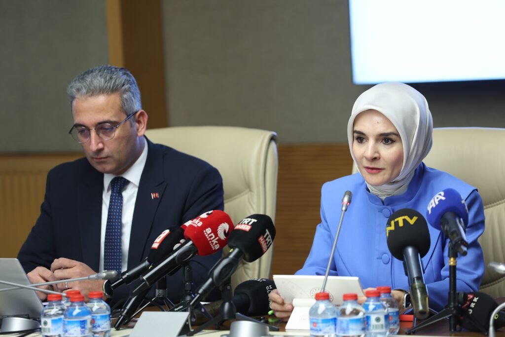 Aile Bakanı Göktaş, mavi gözlü bebek “siparişine” isyan etti