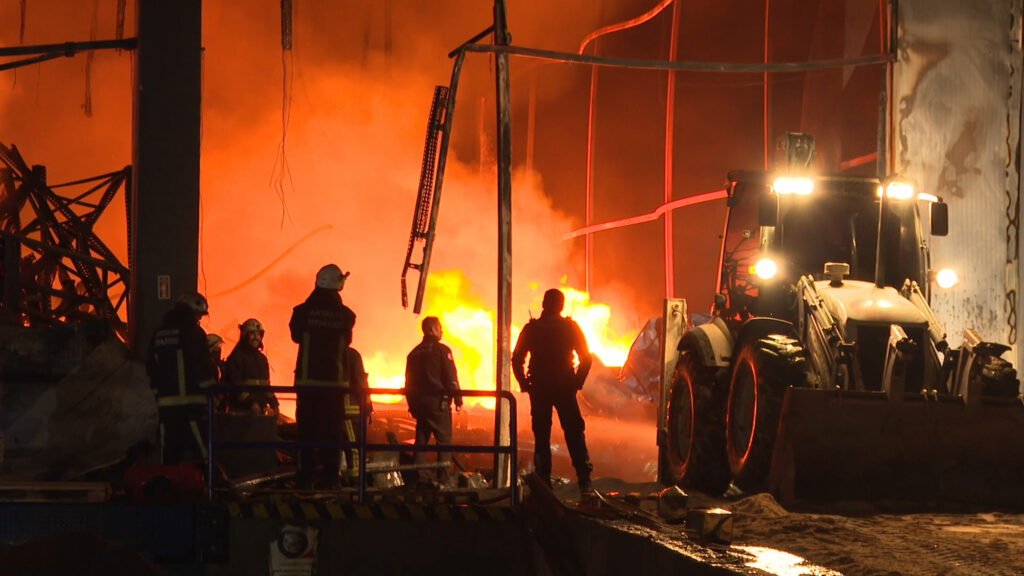 Alanya’da klima deposu alevlere teslim oldu