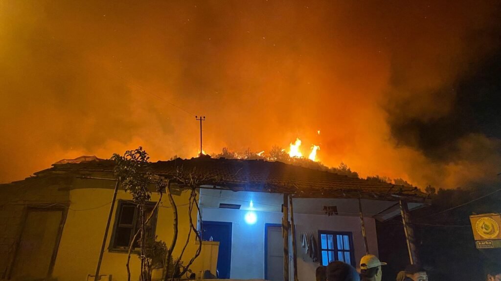 Antalya’da orman yangını çıktı: Bazı evler tahliye edildi