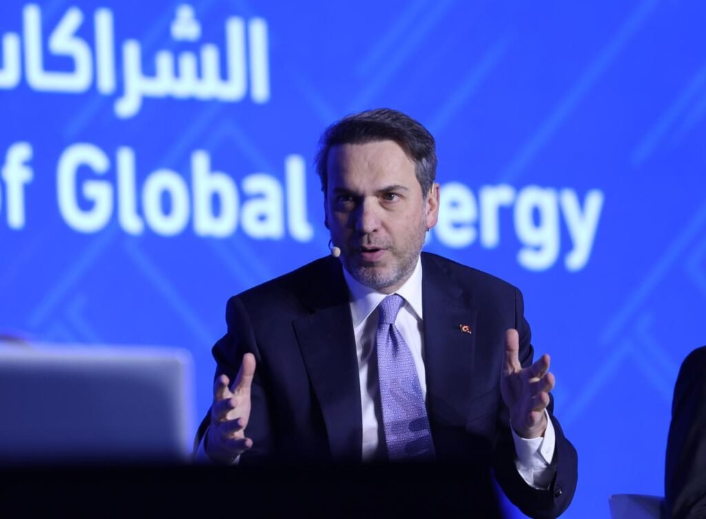 Bakan Bayraktar, enerjideki belirsizliklerin aşılmasında “güçlü uluslararası işbirliğinin” önemini vurguladı