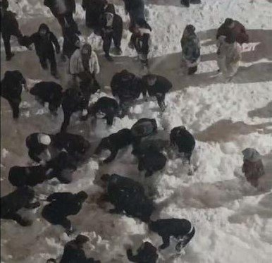 Çatıda biriken kar, öğrenciyi yaraladı